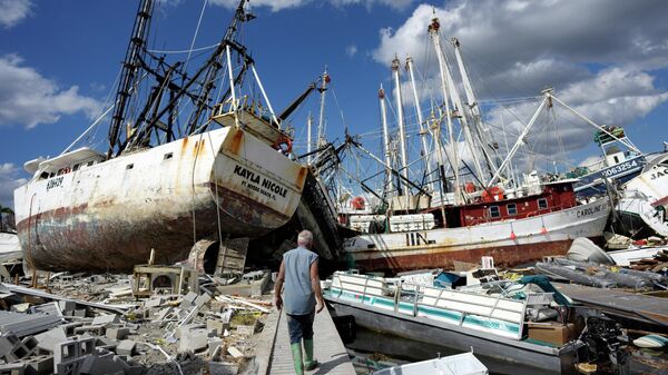 Выброшенные на берег лодки в Форт-Майерс-Бич, Флорида, через неделю после прохождения урагана Иэн. - Sputnik Таджикистан