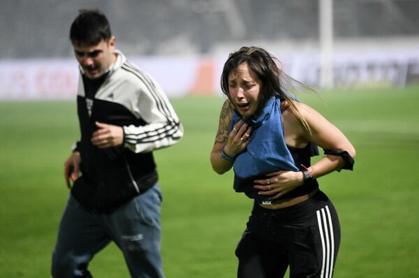Футбольные болельщики задыхаются от слезоточивого газа во время матча между местными командами в Аргентине. - Sputnik Таджикистан