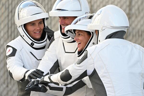 Российский космонавт Анна Кикина, астронавты НАСА Джош Кассада и Николь Манн, а также японский астронавт Коичи Ваката перед запуском ракеты SpaceX Falcon 9 с Crew5 Dragon в Космическом центре Кеннеди во Флориде. - Sputnik Таджикистан