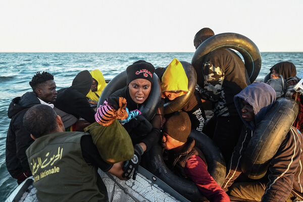 Мигранты из стран Африки в Средиземном море. - Sputnik Таджикистан