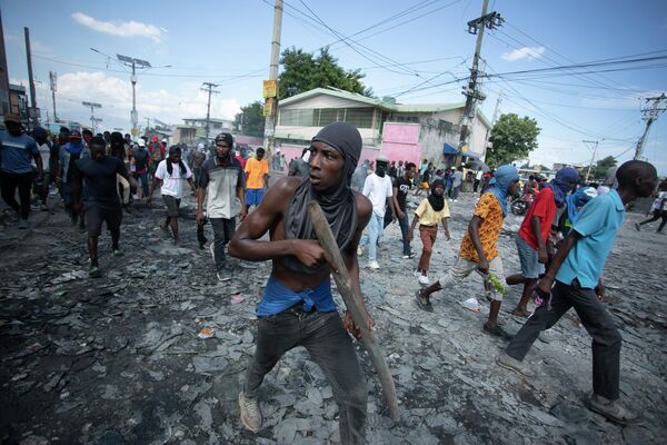 Протестующие требуют отставки премьер-министра Ариэля Анри на Гаити. - Sputnik Таджикистан