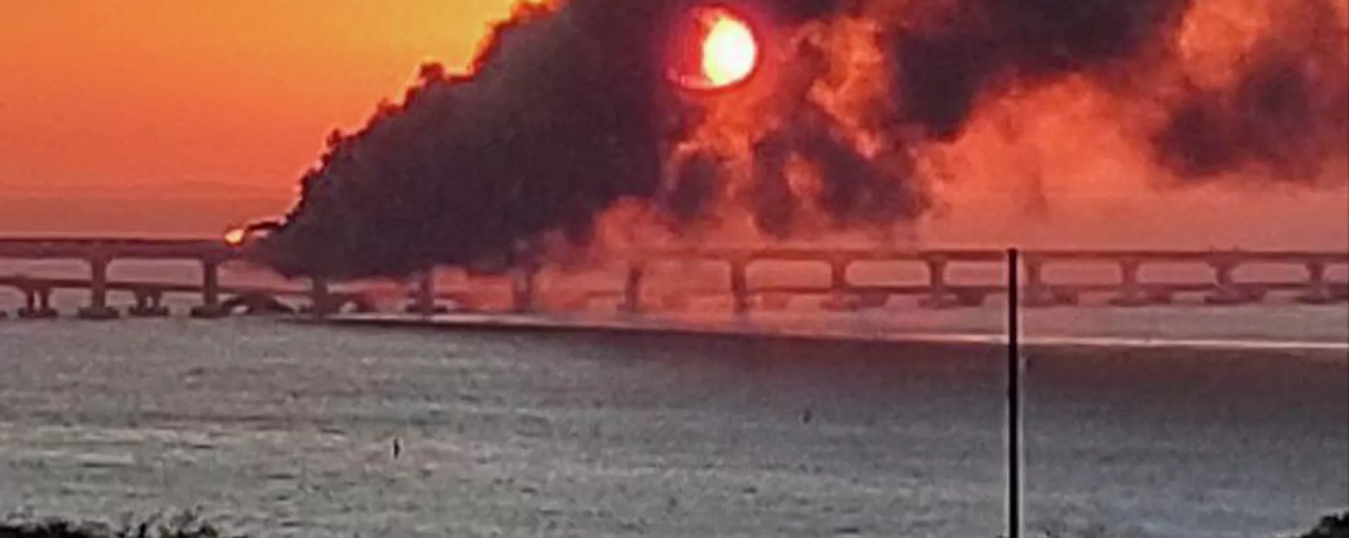 Пожар на крымском мосту, на автомобильной части которого со стороны Таманского полуострова произошел подрыв грузового автомобиля, повлекший за собой возгорание семи топливных цистерн железнодорожного состава - Sputnik Тоҷикистон, 1920, 08.10.2022