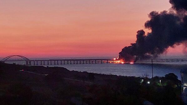 В 6 утра 8 октября на Крымском мосту произошло возгорание цистерны с топливом. - Sputnik Таджикистан