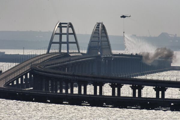 В результате произошло частичное обрушение двух автомобильных пролетов моста. - Sputnik Таджикистан