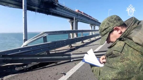 Сотрудники СК РФ проводят следственные действия на Крымском мосту. - Sputnik Таджикистан
