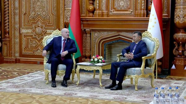 Президент Беларуси Александр Лукашенко на встрече с Премьер-министром Таджикистана Кохиром Расулзодой - Sputnik Тоҷикистон