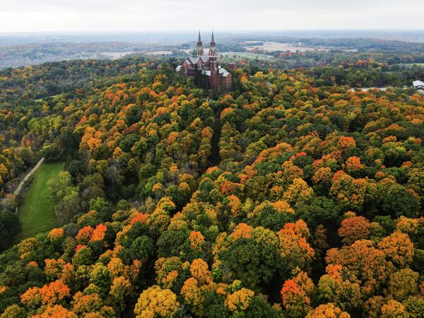 Осенний вид на базилику на Святом Холме в Хубертусе, штат США Висконсин. - Sputnik Таджикистан