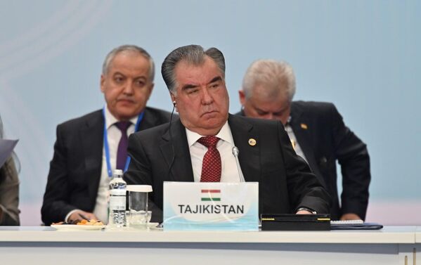 Таджикский лидер Эмомали Рахмон обратил внимание участников саммита на проблему обеспечения безопасности. - Sputnik Таджикистан