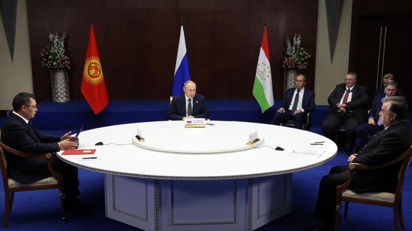Президент РФ Владимир Путин, президент Киргизии Садыр Жапаров (слева) и президент Таджикистана Эмомали Рахмон  - Sputnik Таджикистан