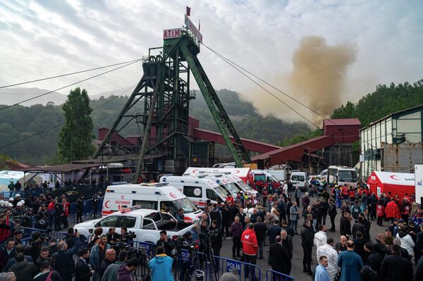 Люди собираются возле угольной шахты после взрыва. - Sputnik Таджикистан