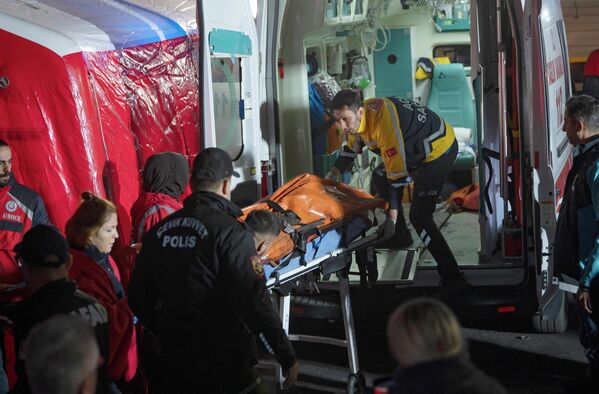 Горняка несут в машину скорой помощи после взрыва в Амасре. - Sputnik Таджикистан
