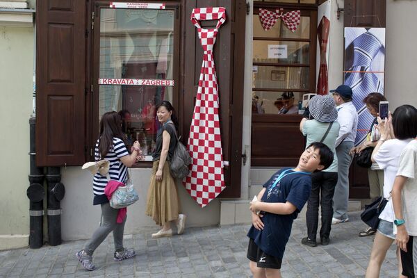 Гигантский галстук в цветах хорватского герба рядом со входом в магазин одежды в Загребе, Хорватия, 14 июля 2018 года.  - Sputnik Таджикистан