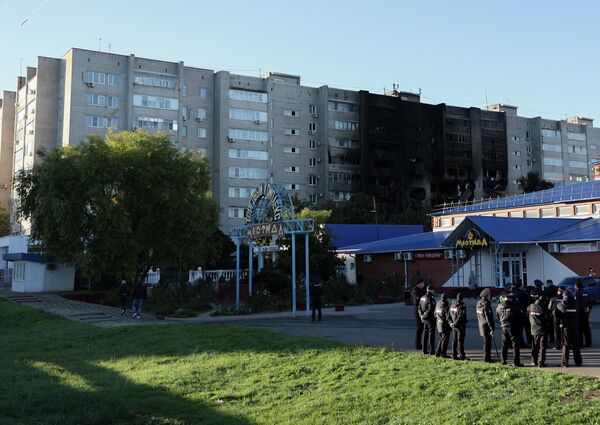 На месте происшествия продолжают работать сотрудники правоохранительных органов. - Sputnik Таджикистан
