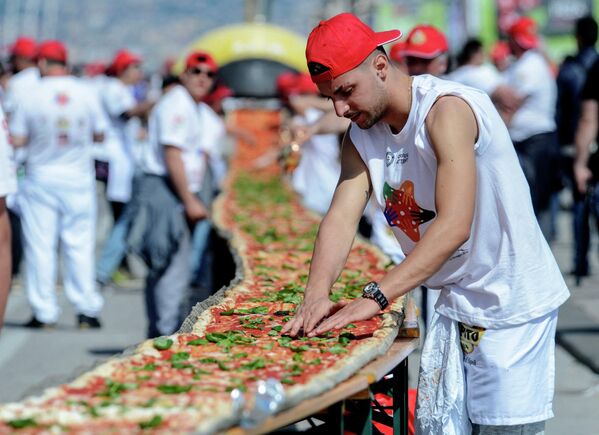 Неаполитанские повара испекли самую длинную пиццу в мире. - Sputnik Таджикистан