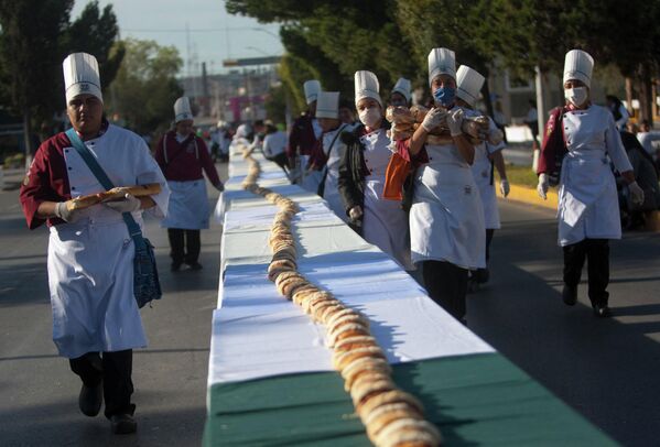 Повара сделали самый длинный в мире торт в Сальтильо, штат Коауила, Мексика. - Sputnik Таджикистан
