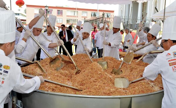 Китайские и коста-риканские повара готовят самую большую порцию жареного риса в мире, Сан-Хосе. - Sputnik Таджикистан
