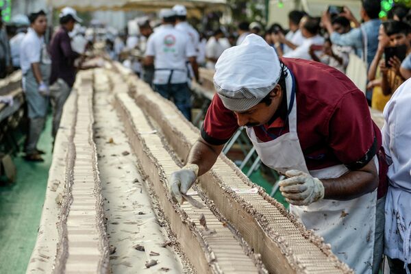 Пекарь приготовил торт длиной 6,5 км в южно-индийском штате Керала. - Sputnik Таджикистан