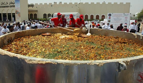 Оманские повара готовят традиционное блюдо &quot;кабса&quot; в Маскате. - Sputnik Таджикистан
