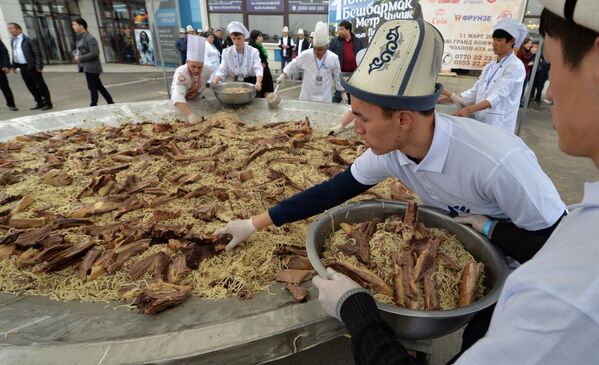 Кыргызские повара за приготовлением самого большого бешбармака в мире. - Sputnik Таджикистан