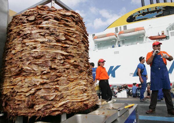 Повара готовят самый большой шашлык в мире в  греческом порту Патры. - Sputnik Таджикистан
