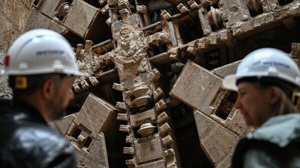 Строители после работ по завершению проходки перегонного тоннеля - Sputnik Таджикистан