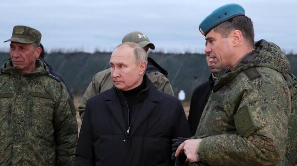 Путин осмотрел снаряжение и форму мобилизованных в Рязанской области - Sputnik Таджикистан