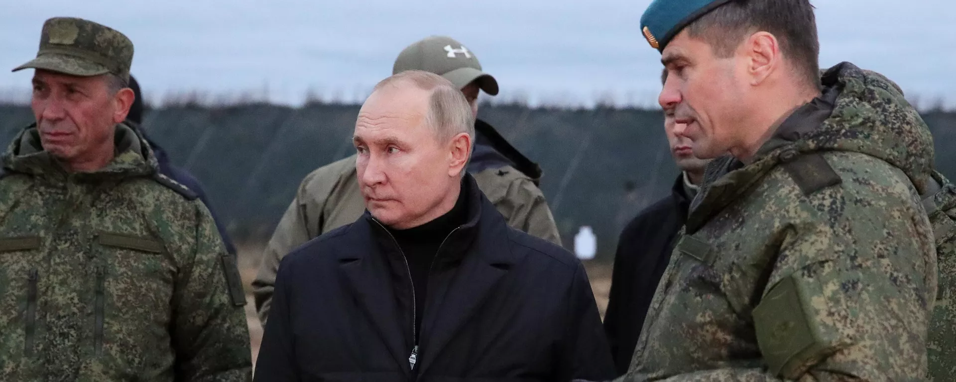 Путин осмотрел снаряжение и форму мобилизованных в Рязанской области - Sputnik Тоҷикистон, 1920, 20.10.2022