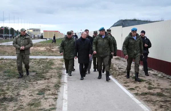 Президент РФ Владимир Путин во время посещения военного полигона Западного военного округа в Рязанской области для проверки хода подготовки мобилизованных военнослужащих Президент РФ Владимир Путин во время посещения военного полигона Западного военного округа в Рязанской области для проверки хода подготовки мобилизованных военнослужащих