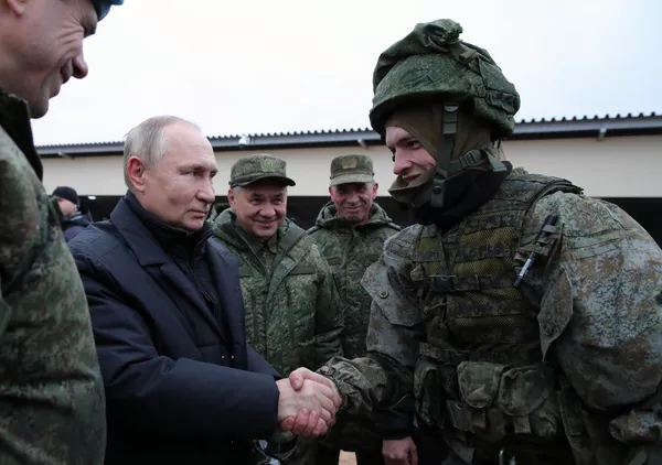 Президент РФ Владимир Путин во время посещения военного полигона Западного военного округа в Рязанской области для проверки хода подготовки мобилизованных военнослужащих Президент РФ Владимир Путин во время посещения военного полигона Западного военного округа в Рязанской области для проверки хода подготовки мобилизованных военнослужащих