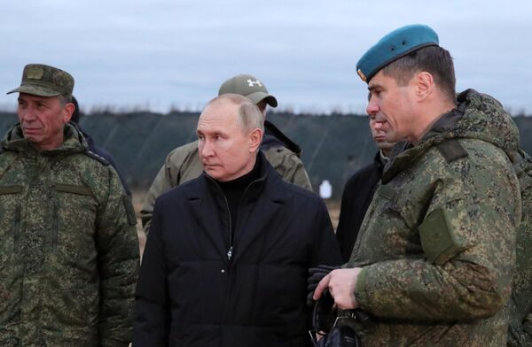 Путину рассказали о прохождении мобилизованными курса подготовки по различным военно-учетным специальностям, а также боевого слаживания в составе подразделений. - Sputnik Таджикистан
