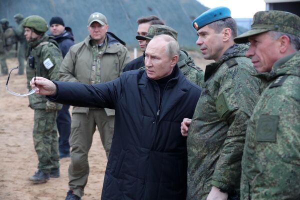 Кроме этого, президент посетил многофункциональный стрелковый комплекс. - Sputnik Таджикистан