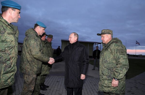 По приезде президента встретили министр обороны РФ Сергей Шойгу и офицеры. - Sputnik Таджикистан