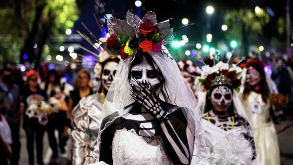 Парад Катрин на праздновании Дня Мертвых в Мексике  - Sputnik Таджикистан