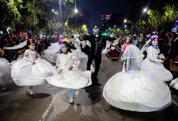 В параде, который состоялся во время празднования, принимают участие люди разного возраста целыми семьями.  - Sputnik Таджикистан
