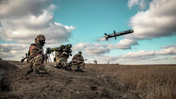 Украинские военные используют Javelin во время учений - Sputnik Тоҷикистон