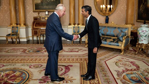 Король Карл III приветствует Риши Сунака во время аудиенции в Букингемском дворце в Лондоне - Sputnik Тоҷикистон