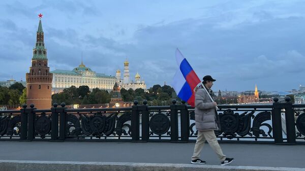 Мужчина с флагом России и - Sputnik Таджикистан