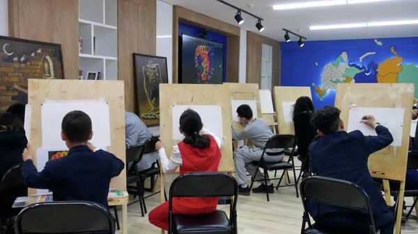  Мастер-класс для молодежи от художника Далера Михтоджева - Sputnik Таджикистан