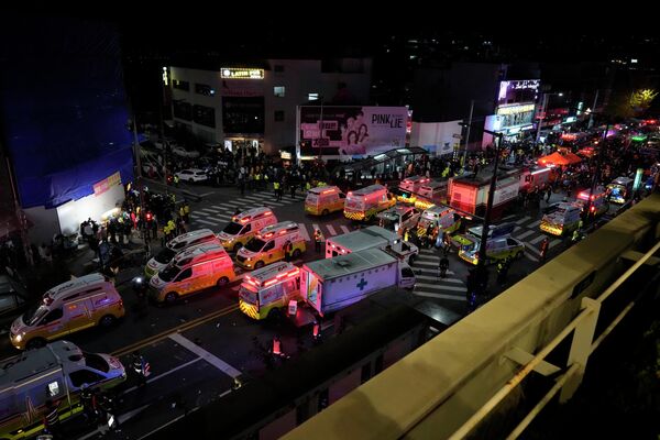 Машины скорой помощи и спасатели прибыли на соседнюю с местом происшествия улицу в районе Итхэвон. - Sputnik Таджикистан