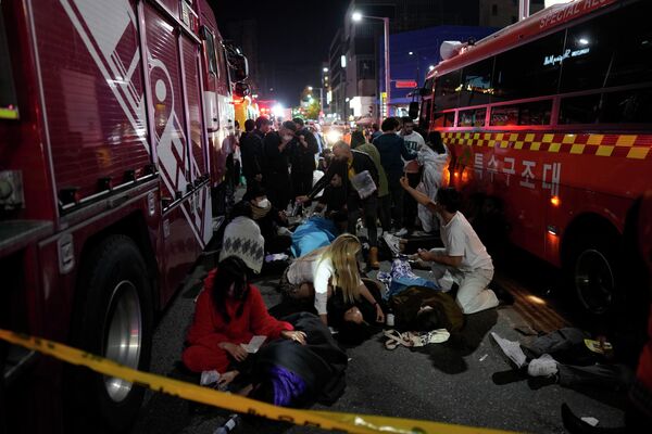 Медицинские работники оказывают помощь пострадавшим на улице рядом с местом трагедии в столице Южной Кореи. - Sputnik Таджикистан