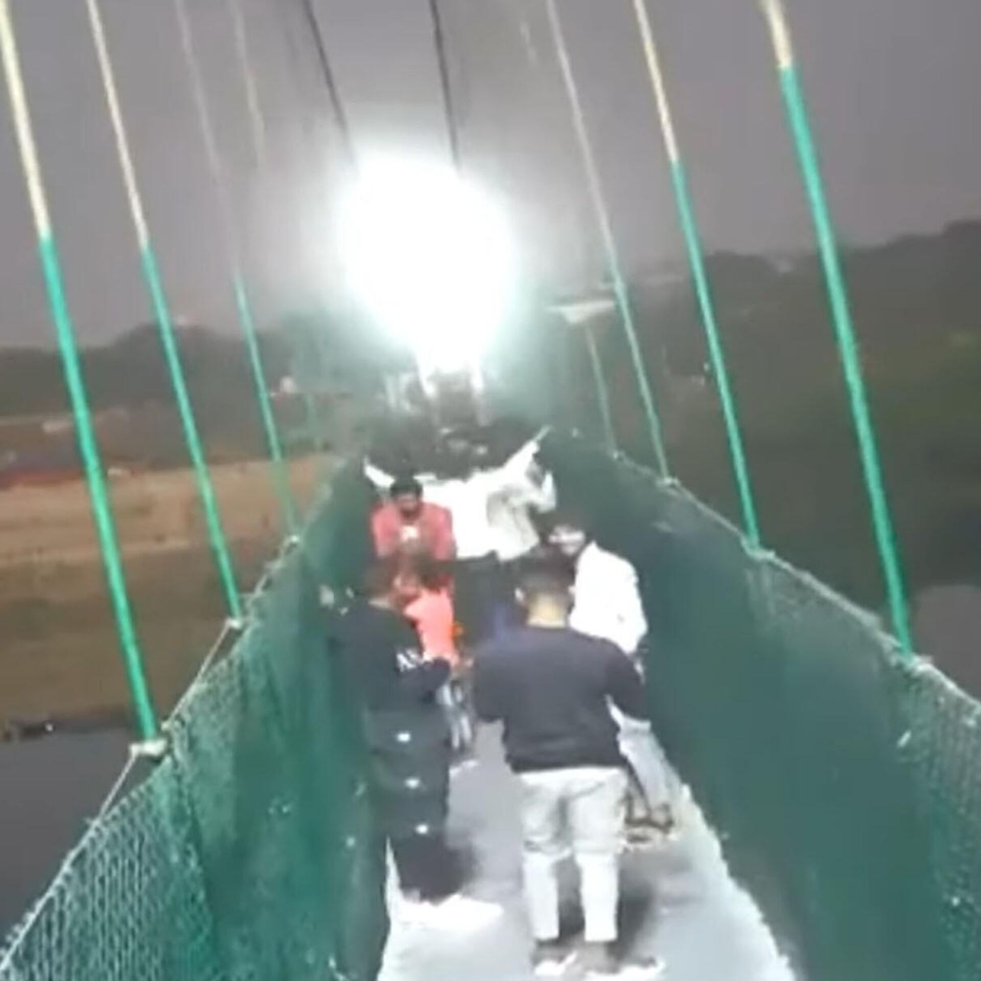 Видео обрушения моста. Рухнул пешеходный мост. Обрушение пешеходного моста. Винтовой мост в Индии.