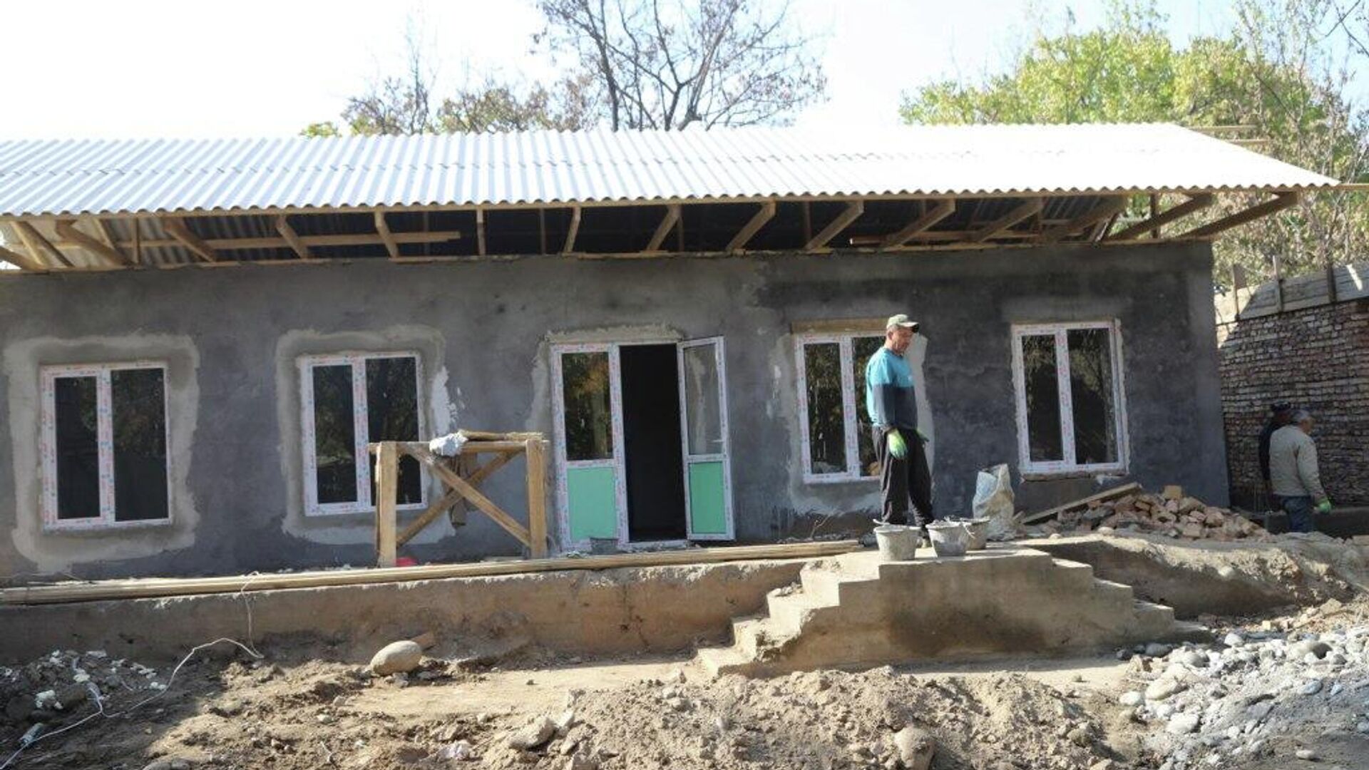 Строительство нового дома взамен разрушенного в результате конфликта на таджикско-кыргызской границе - Sputnik Таджикистан, 1920, 05.11.2022