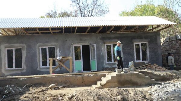 Строительство нового дома взамен разрушенного в результате конфликта на таджикско-кыргызской границе - Sputnik Таджикистан