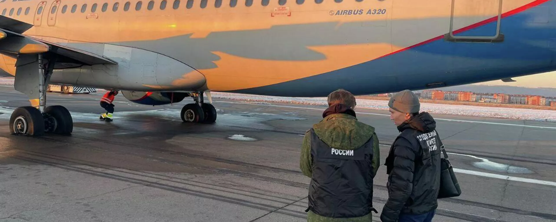 Самолет из Душанбе совершил аварийную посадку в Иркутске: у него лопнуло 4 колеса - Sputnik Тоҷикистон, 1920, 02.11.2022