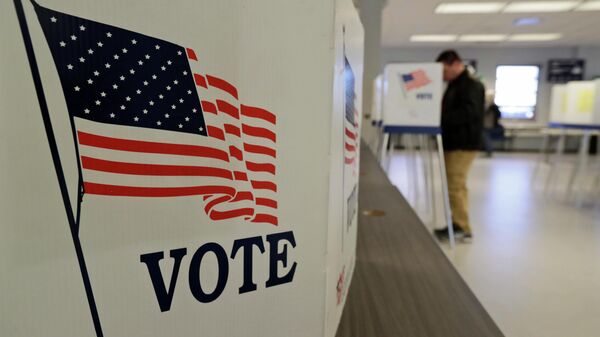 Мужчина голосует во время голосования в США, архивное фото - Sputnik Тоҷикистон
