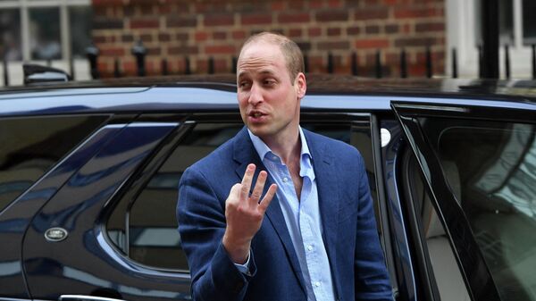 Британский принц Уильям показывает, что у него теперь трое детей, во время общения с прессой у больницы Святой Марии в Лондоне - Sputnik Таджикистан