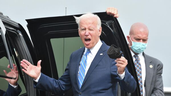 Президент США Джо Байден обращается к журналистам после прибытия в международный аэропорт Чикаго О'Хара - Sputnik Тоҷикистон