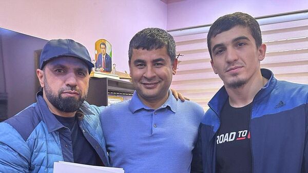 Боец Самандар Муродов и его спонсоры - Sputnik Таджикистан