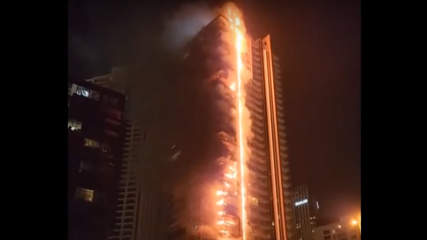 В Дубае загорелся 35-этажный небоскреб - Sputnik Тоҷикистон