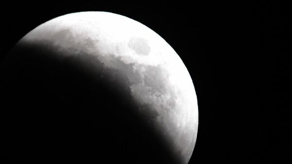 Луна во время затмения во Владивостоке - Sputnik Таджикистан